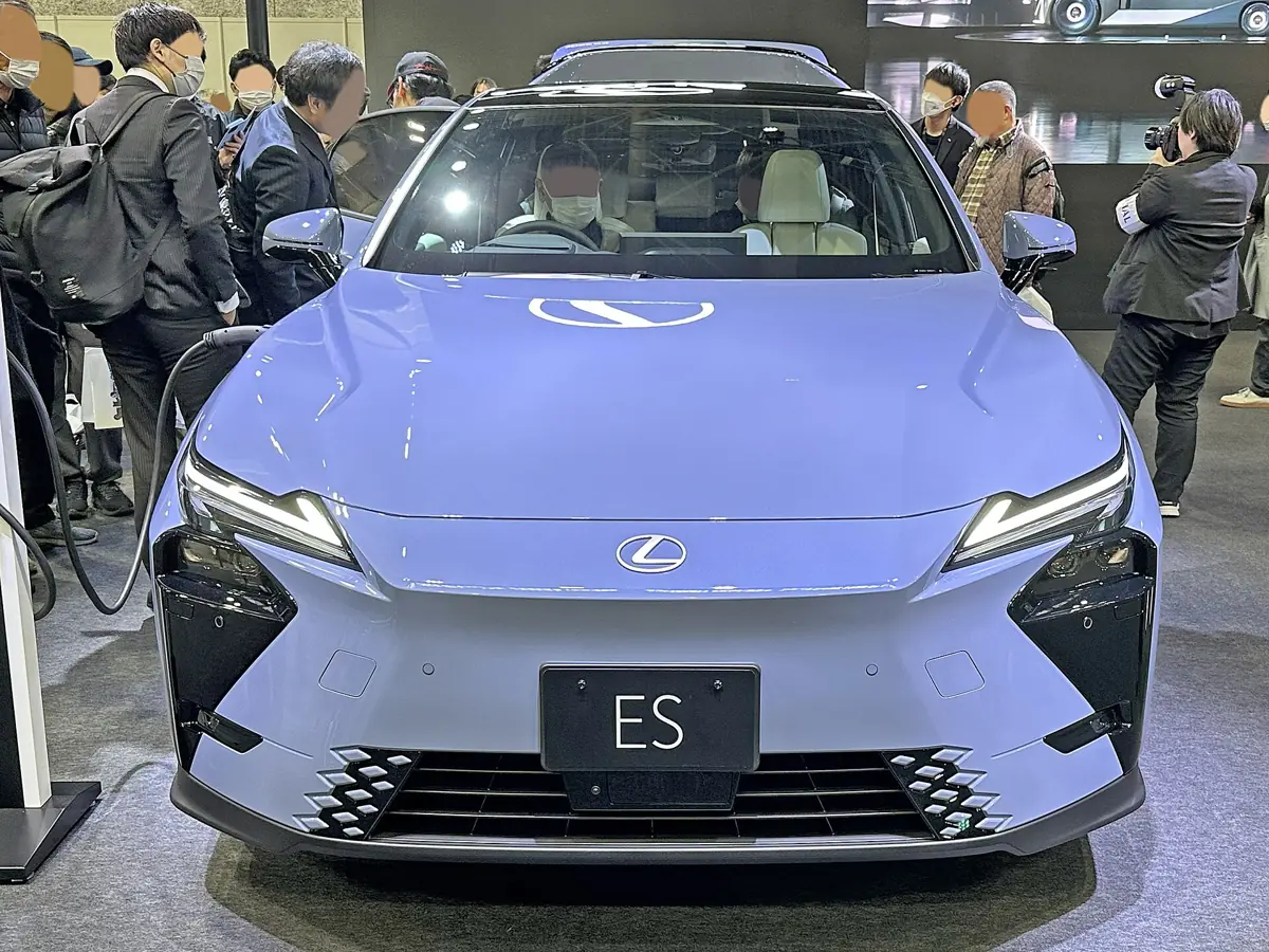 렉서스 ES 350e 앞바퀴와 충전구 쪽 옆모습