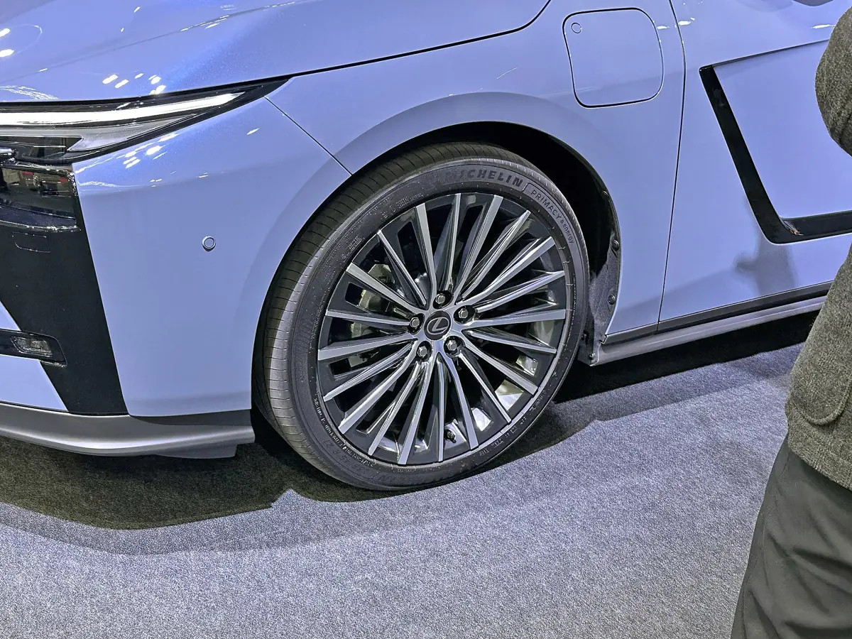 렉서스 ES 350e 운전석과 가운데 화면
