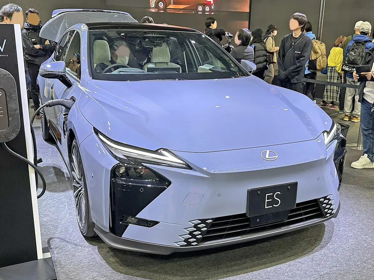 충전기에 연결된 렉서스 ES 350e (8세대)